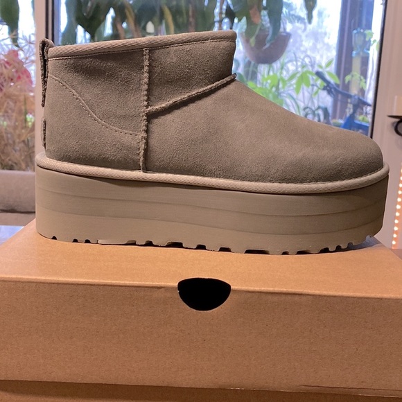 UGG Ultra Mini Platform Size 8 Moss Green - Picture 9 of 11